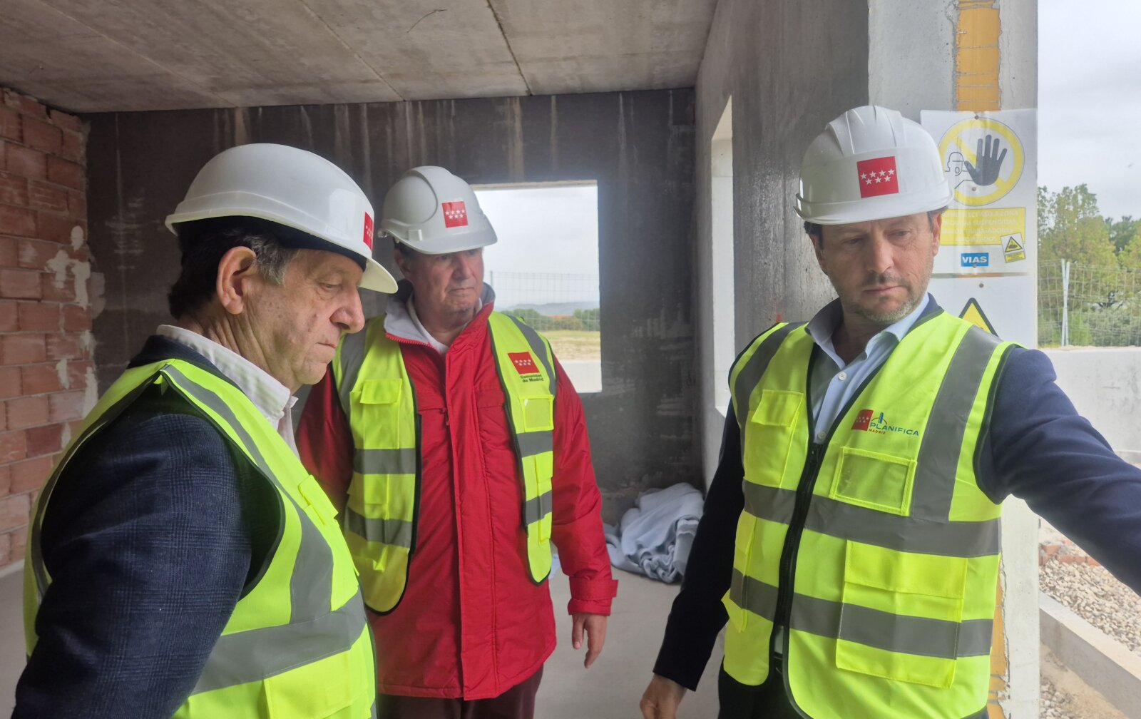 Autoridades en el interior de una obra