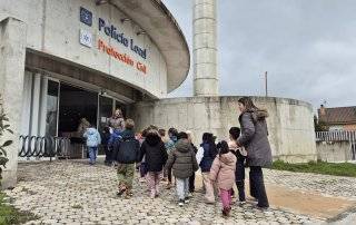 Un grupo de escolares y sus profesoras entran en el edificio de la Policía Local