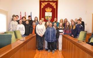 Foto de grupo de los alumnos franceses junto al alcalde, la concejala de Educación, la directora y profesoras del IES Las Encinas.