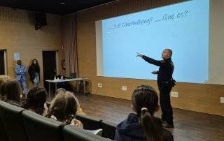 El Agente Tutor imparte una charla a alumnos.