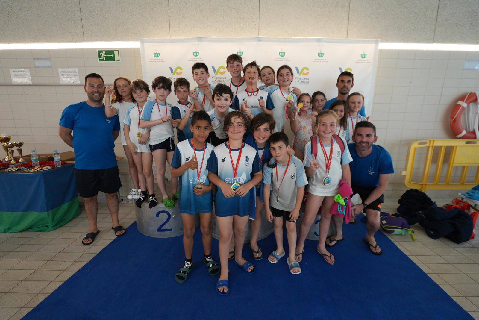 Foto de familia del podium del Colegio Zola Villafranca.