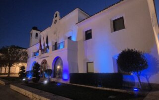 Fachada iluminada de azul.
