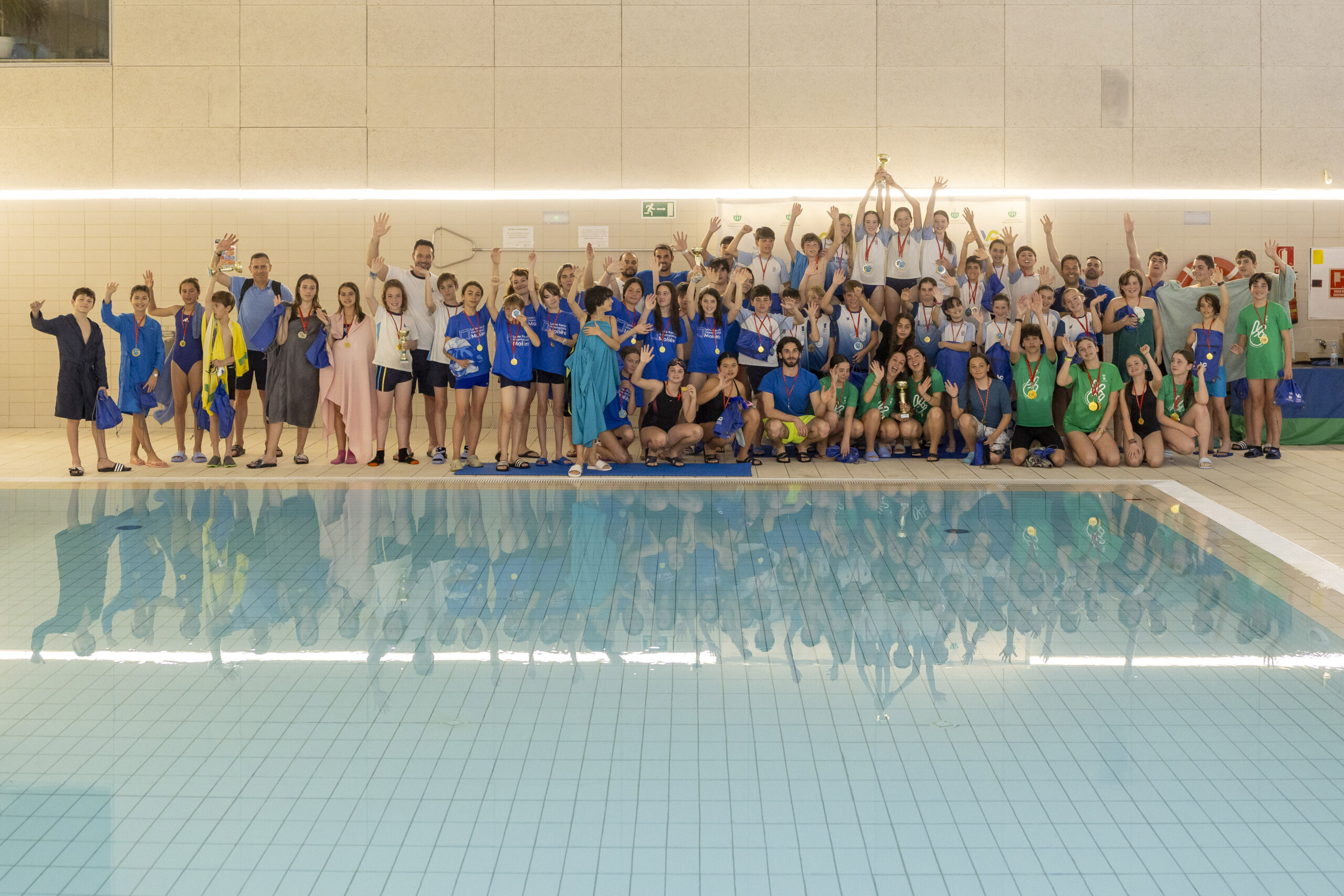 Foto de grupo de los participantes en el segundo turno de la competición de natación.