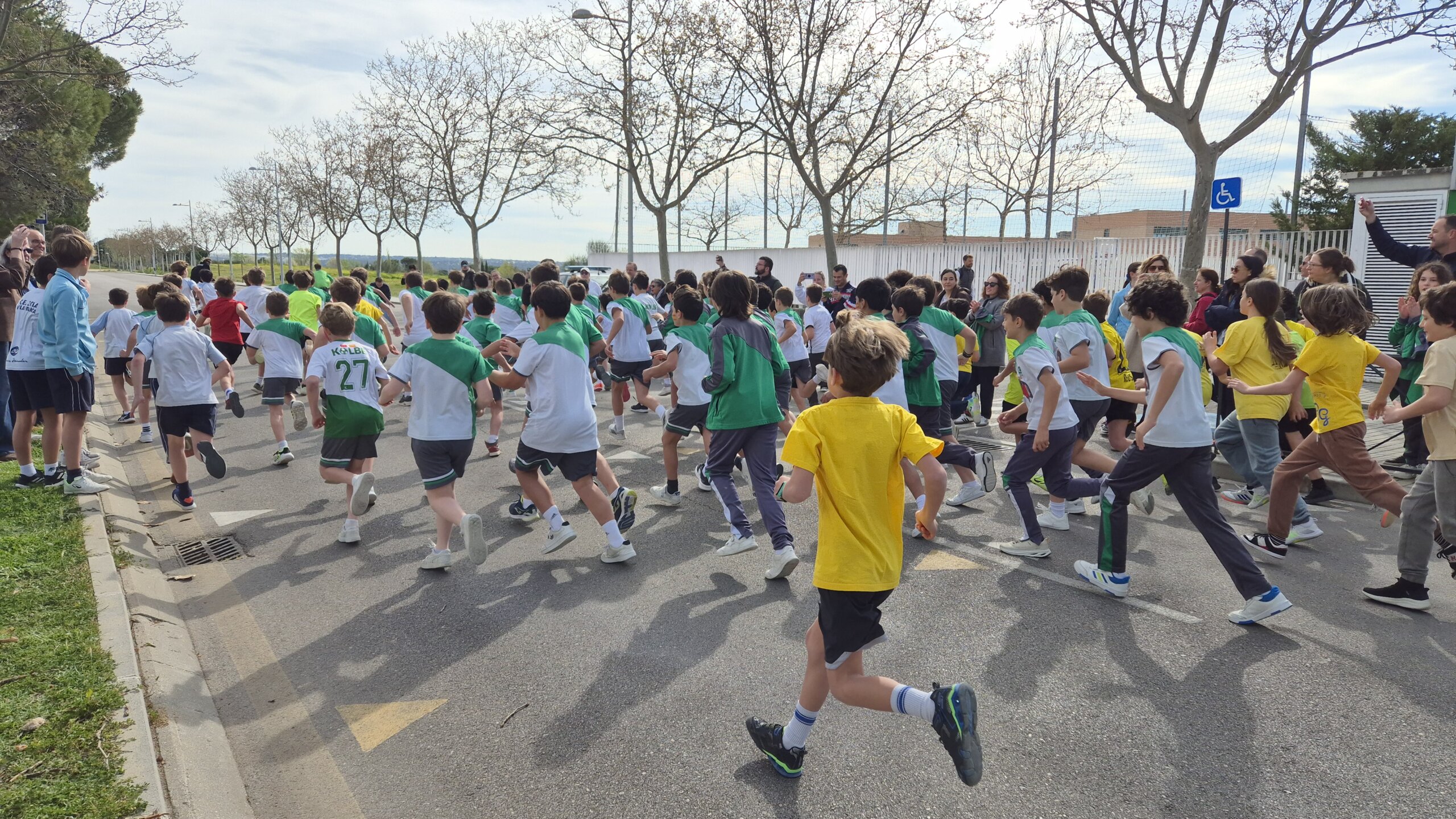 Niños participan en una de las carreras del Cross Solidario del Colegio Kolbe.