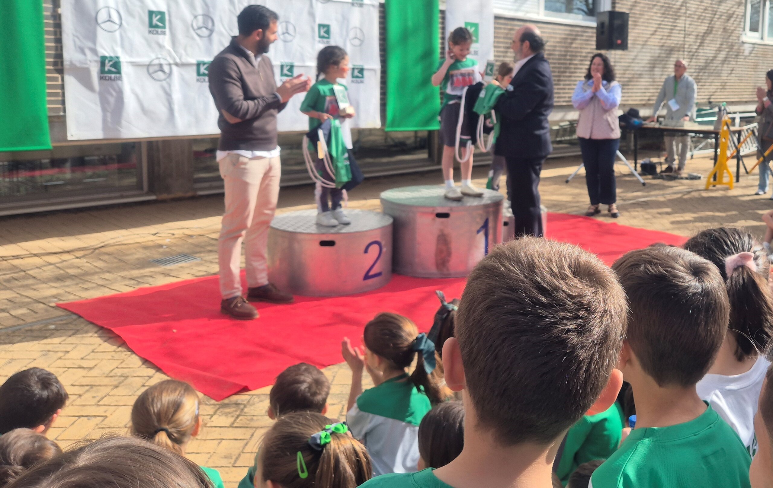 Los concejales de Deportes, Cultura y Recursos Humanos entregan los premios en el Cross del colegio Kolbe.