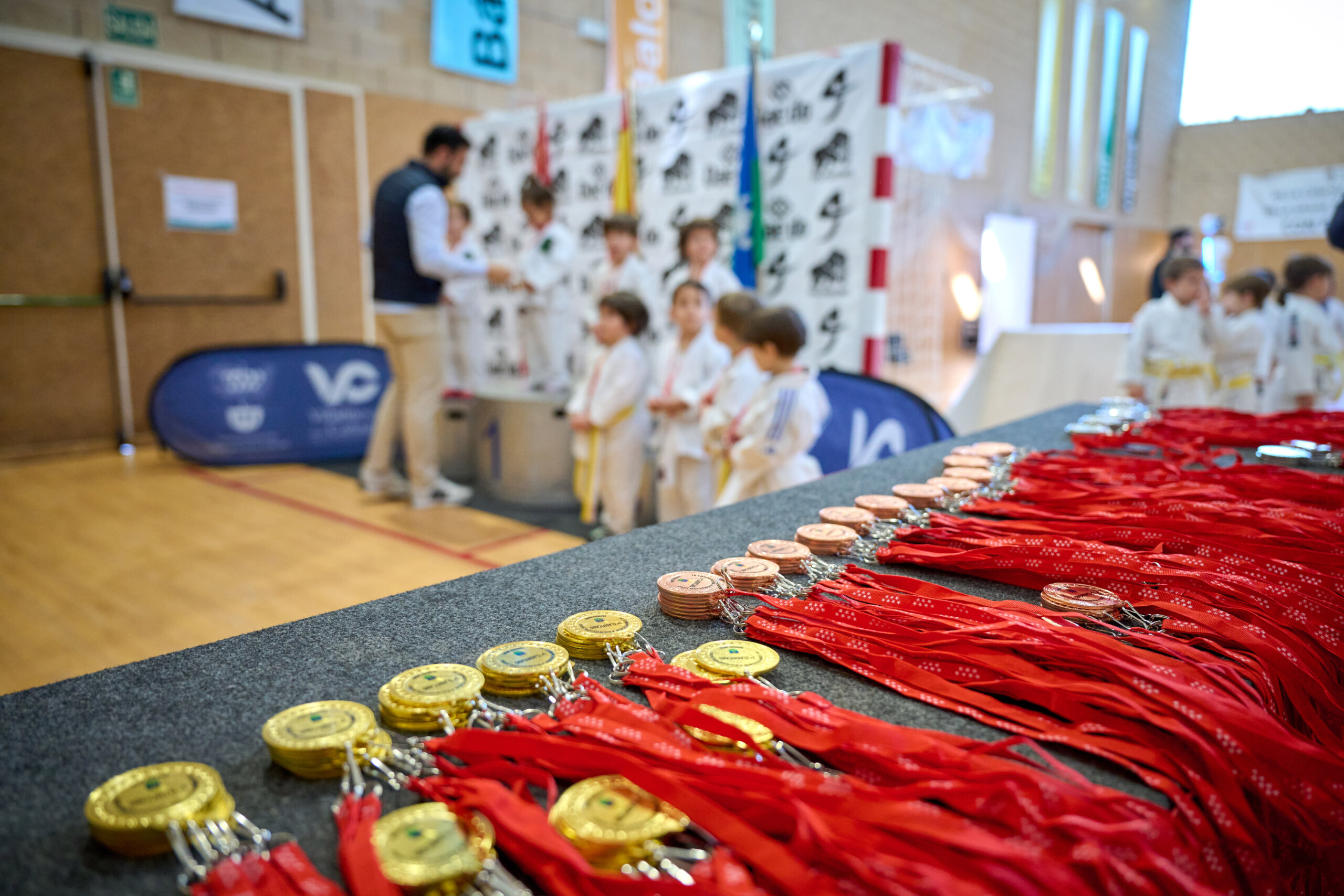 Entrega de medallas a un grupo de participantes.