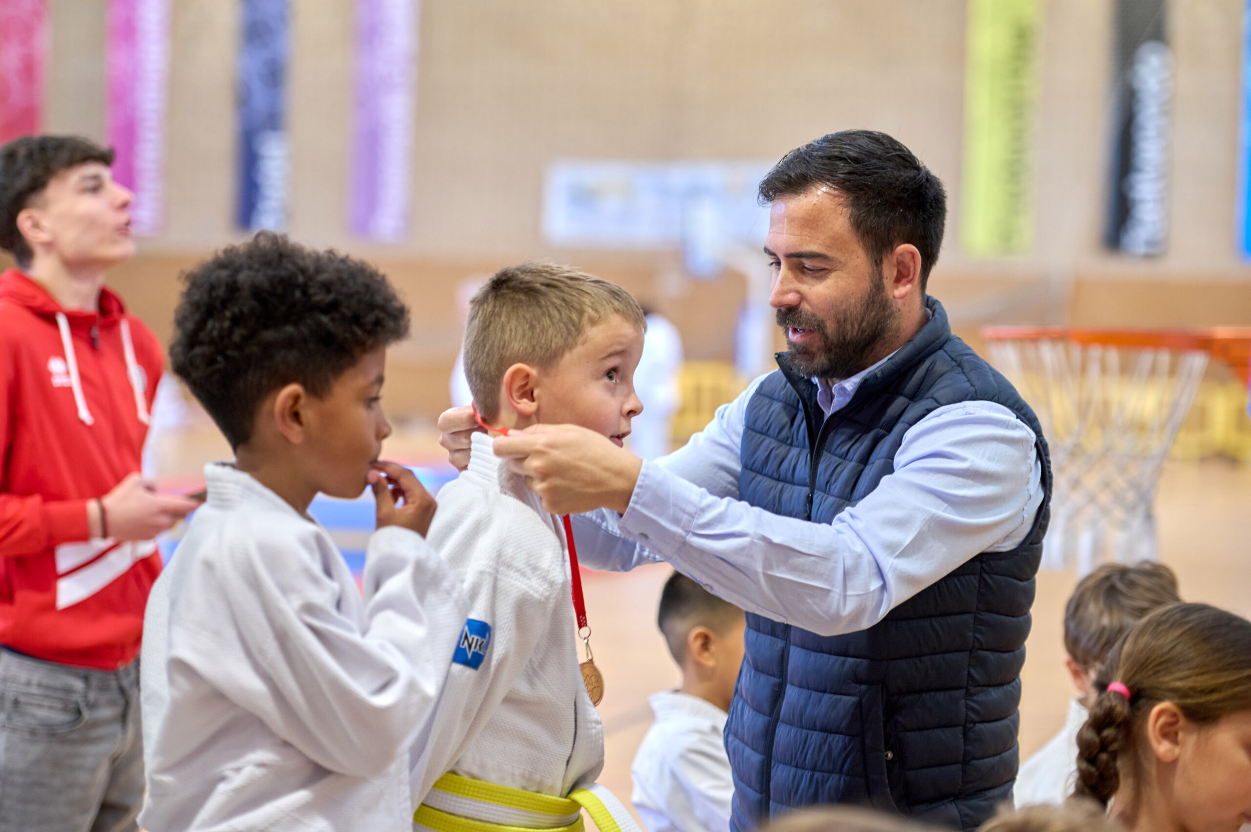 El concejal de Deportes, Ignacio González, entrega las medallas a un grupo de participantes.