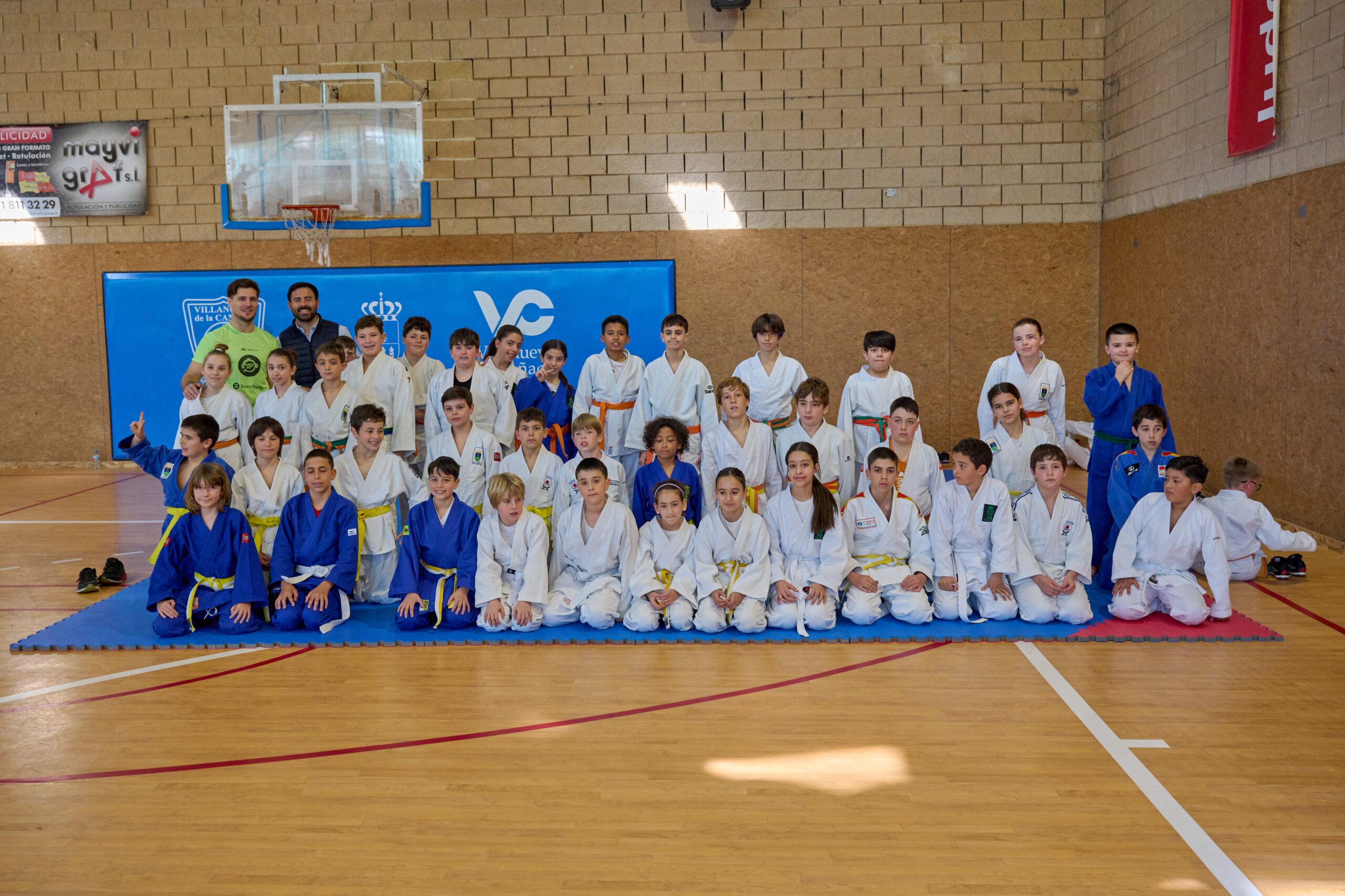 Foto de familia de los participantes en el Campeonato de Promoción de Judo.