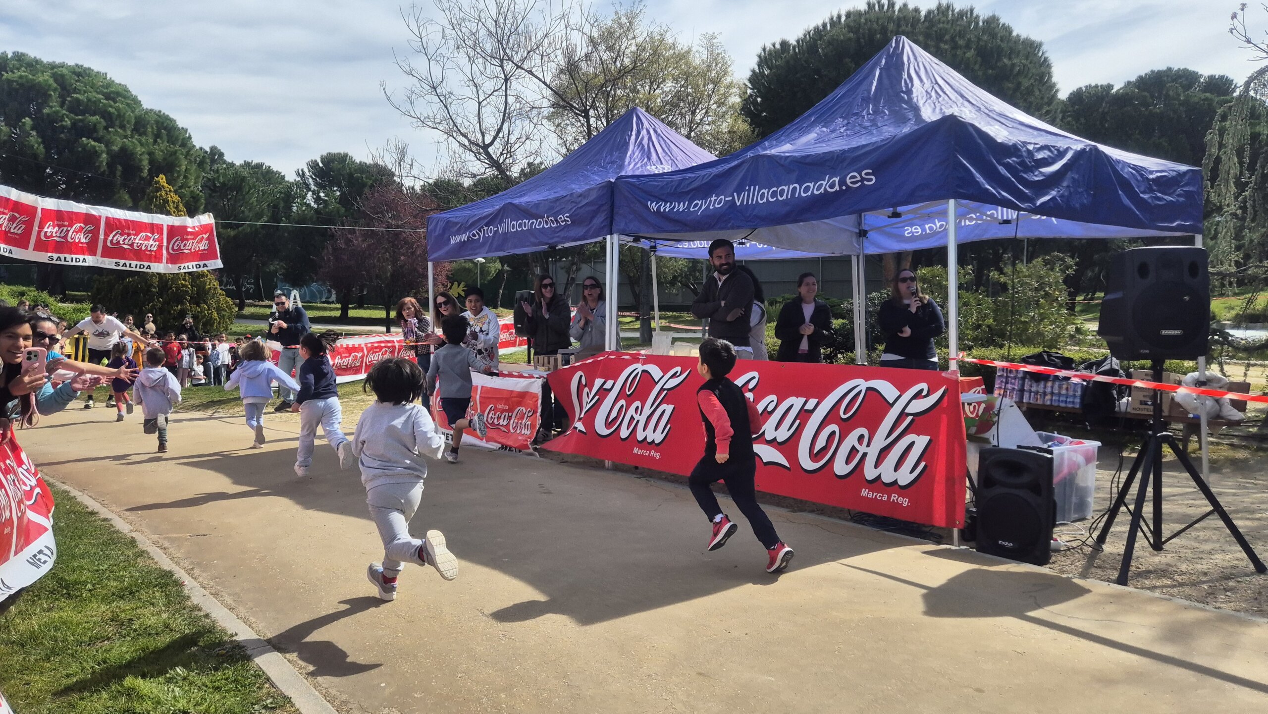Niños llegan a la meta en una de las carreras del colegio Santiago Apóstol.