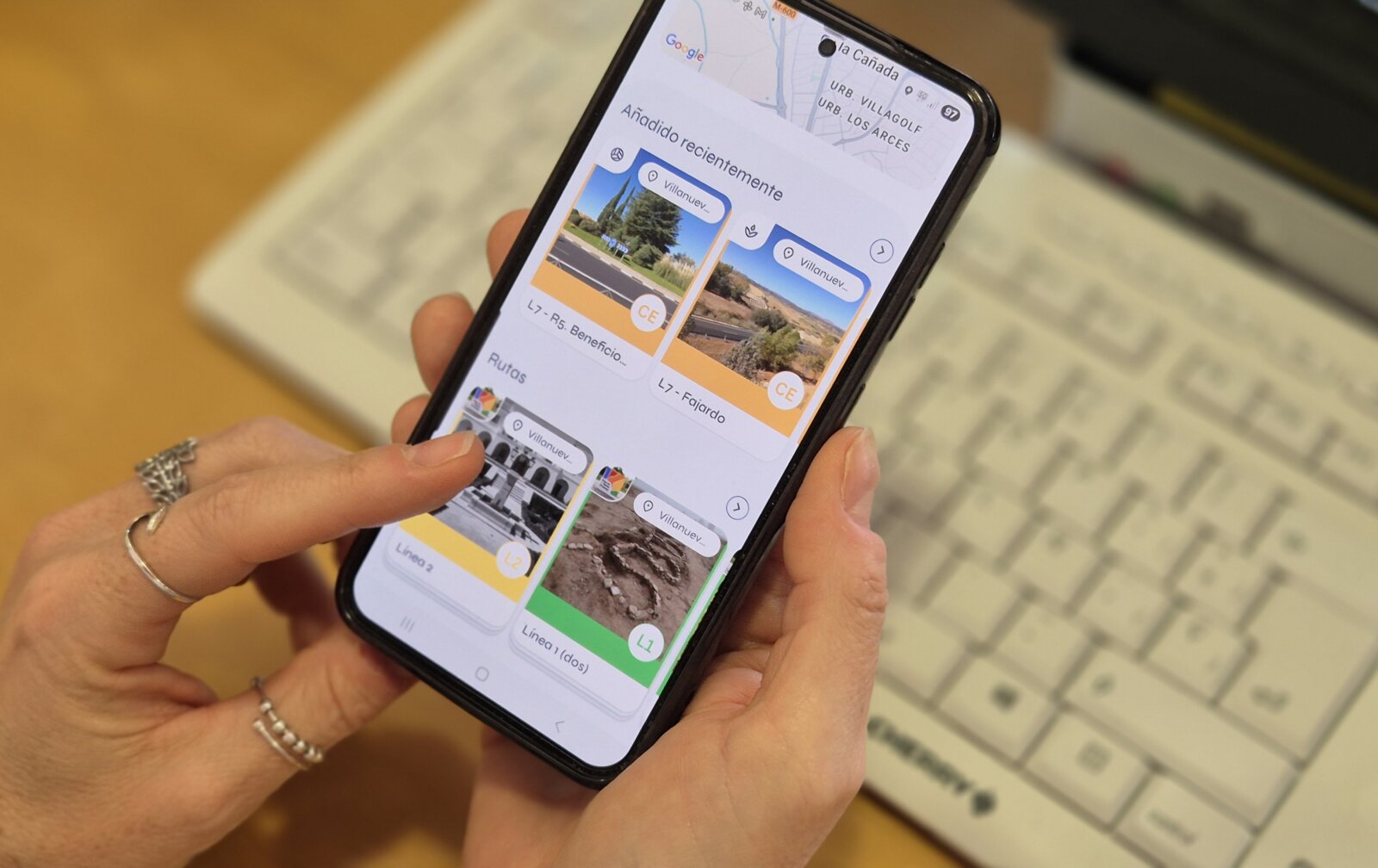 Usuario utilizando la aplicación móvil del Plan de Rutas Saludables.