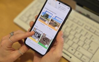 Usuario utilizando la aplicación móvil del Plan de Rutas Saludables.