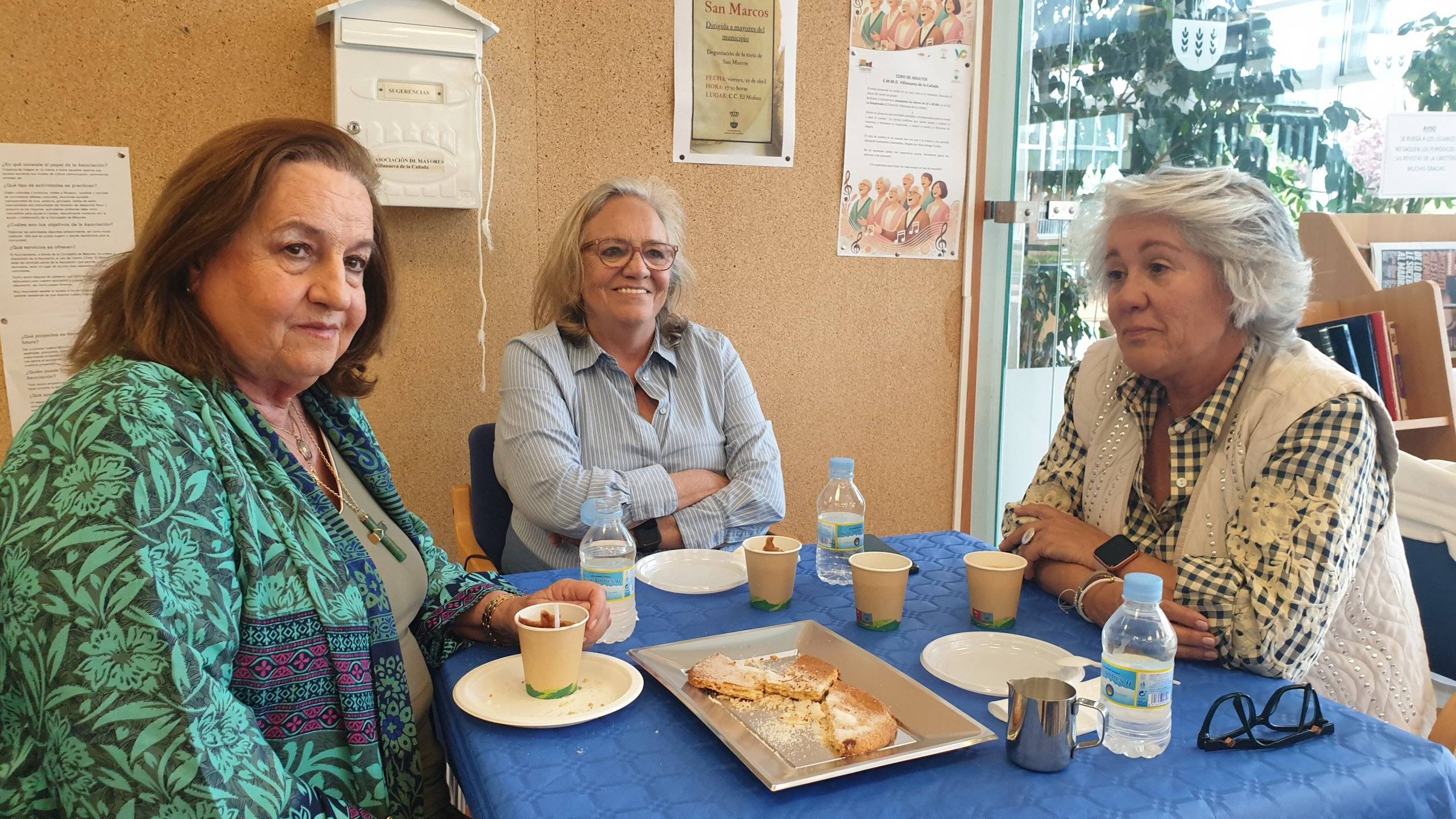 Tres mujeres asistentes a la fiesta de San Marcos.
