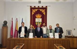 Foto de familia de la firma de convenio en el Salón de Plenos del Ayuntamiento.
