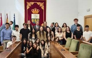 Foto de familia de la visita de alumnos.