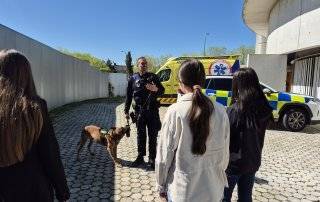Grupo de alumnos de Educación Secundaria de los colegios Kolbe y María Moliner en dependencias municipales.
