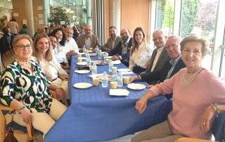 Concejales y miembros de la Asociación de Mayores durante la merienda de San Marcos.