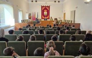 Imagen de autoridades y alumnos durante la visita al Ayuntamiento.