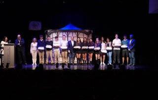 Alumnos premiados en el Concurso de Cuentos Infantil y Juvenil junto a autoridades.