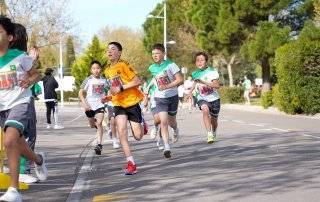 Corredores en una de las carreras del cross solidario.
