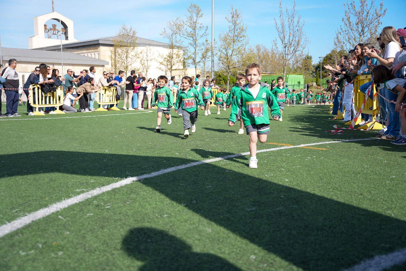 Niños corriendo en el Cross Solidario del Colegio Kolbe.