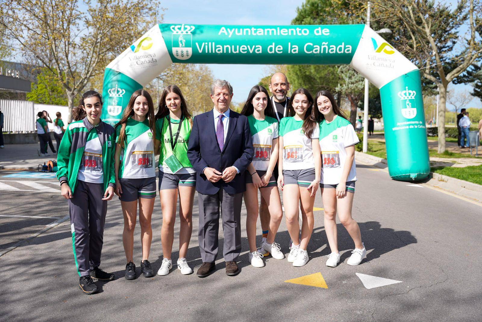 El alcalde junto a un grupo de chicas y un profesor del colegio Kolbe en la salida del cross solidario.