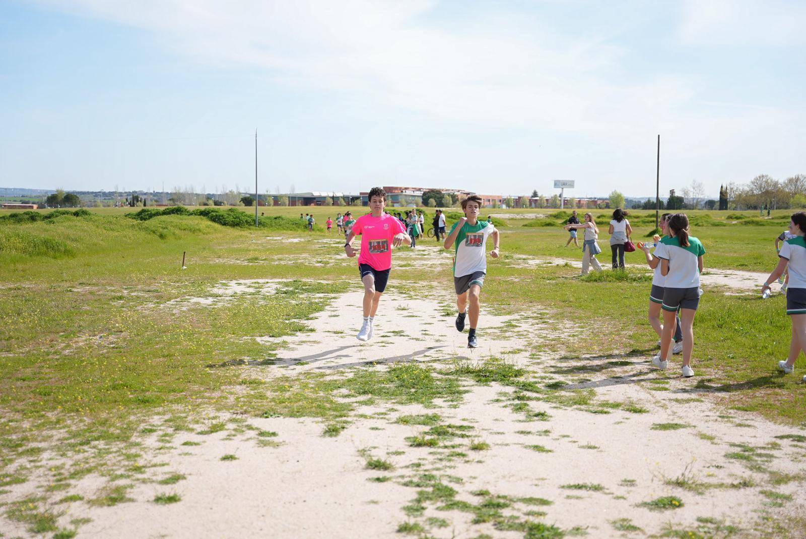 Niños corriendo en el cross solidario en los alrededores del colegio.
