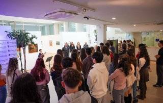 Imagen de la inauguración de la exposición de alumnos del colegio Zola Villafranca.