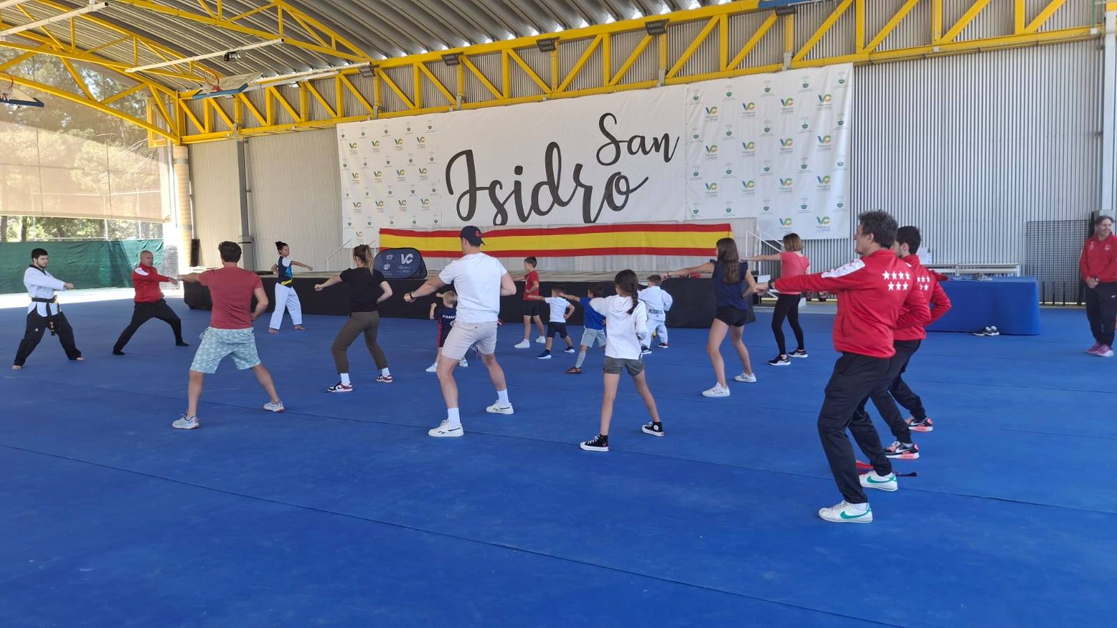 Participantes en el Día del Deporte haciendo taekwondo.