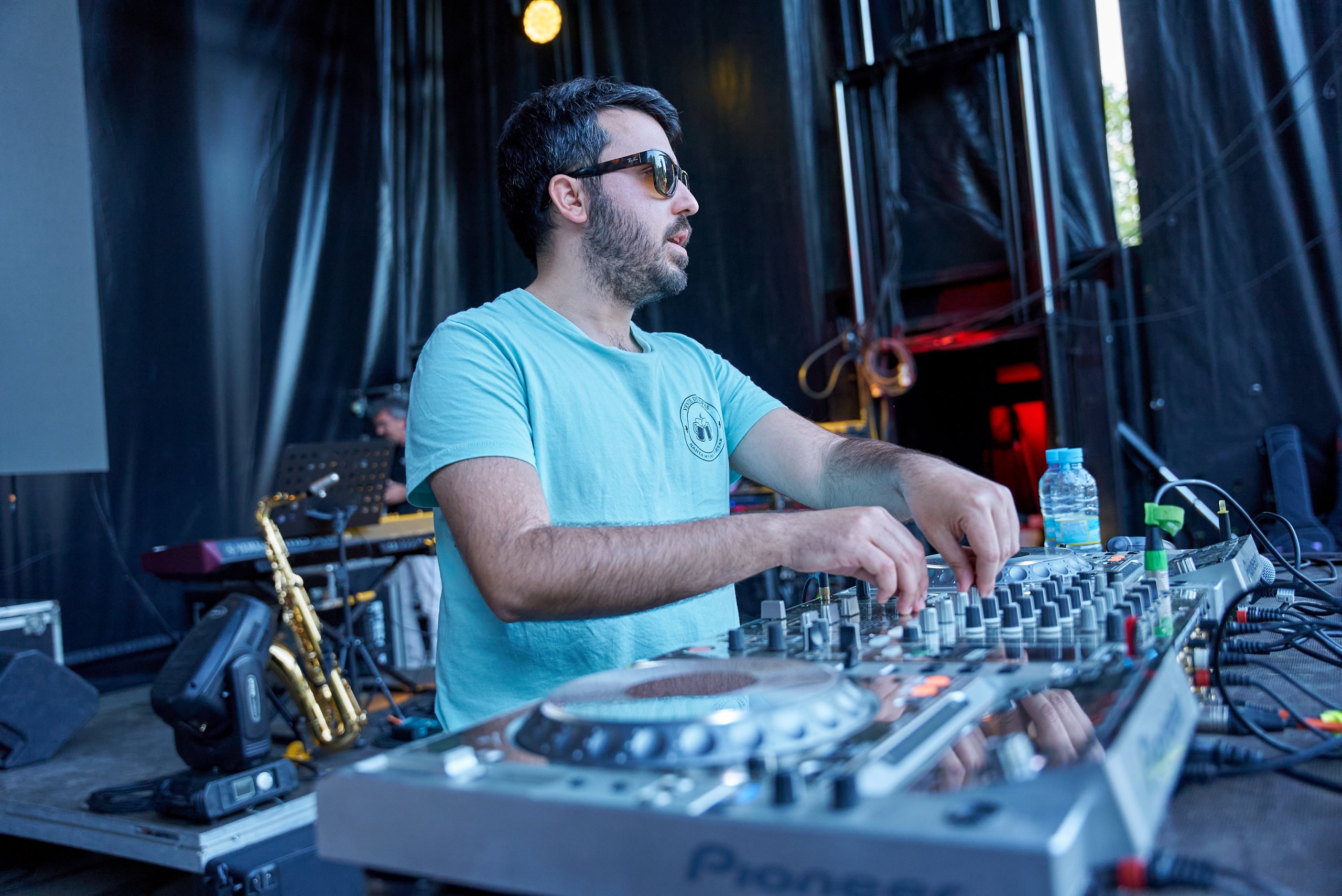 DJ Peina actuando en la fiesta de San Isidro.