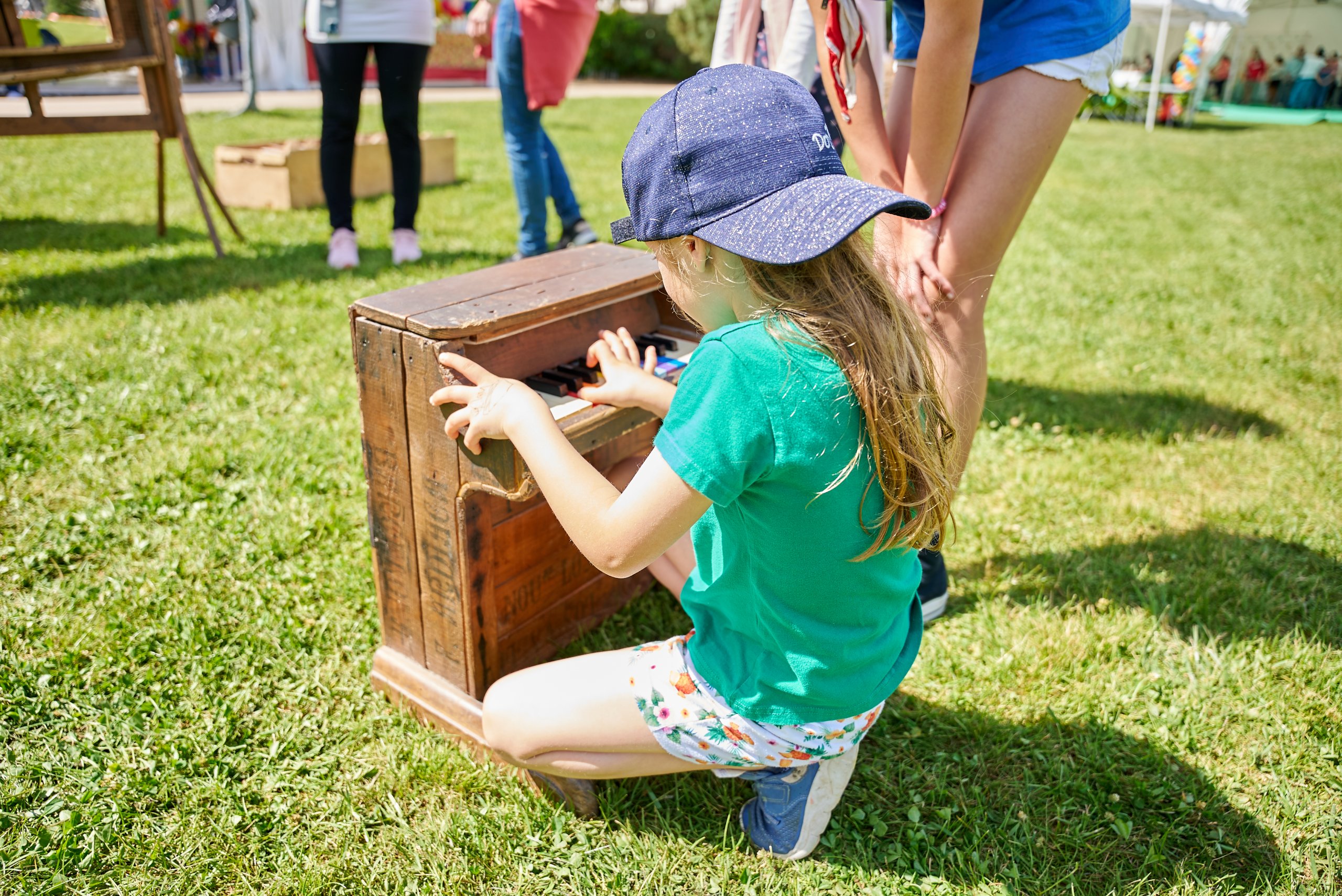 Niña jugando con un juego de madera.