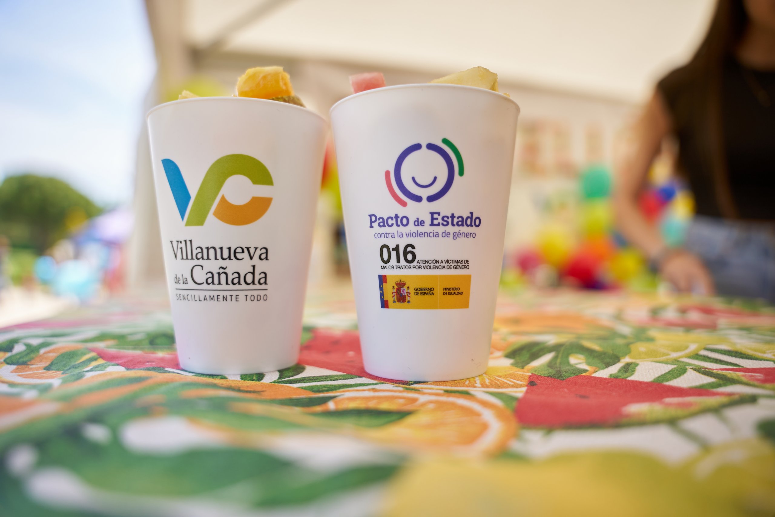 Vasos del Frutellón con número 016 del Pacto de Estado contra la Violencia de Género.