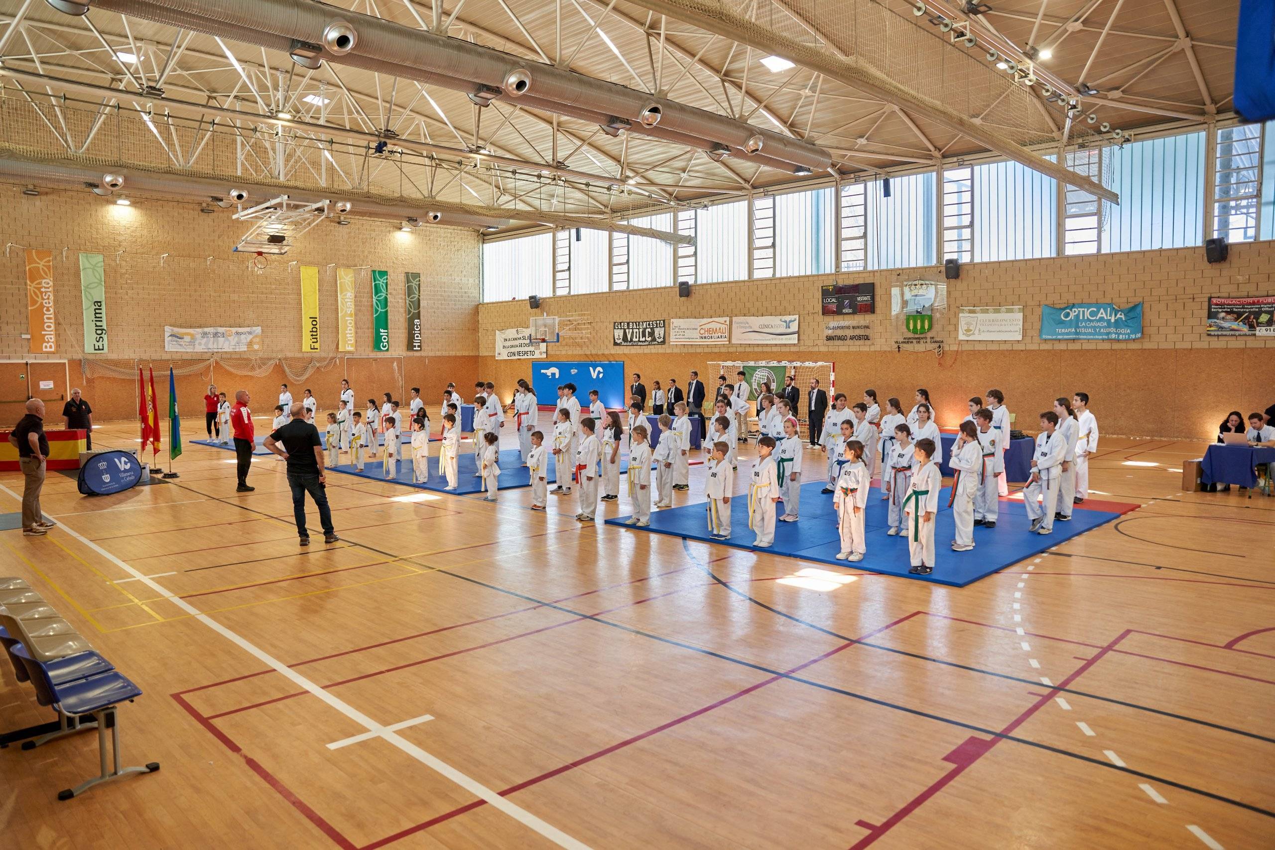 Participantes del campeonato de Taekwondo en formación para hacer el saludo final.
