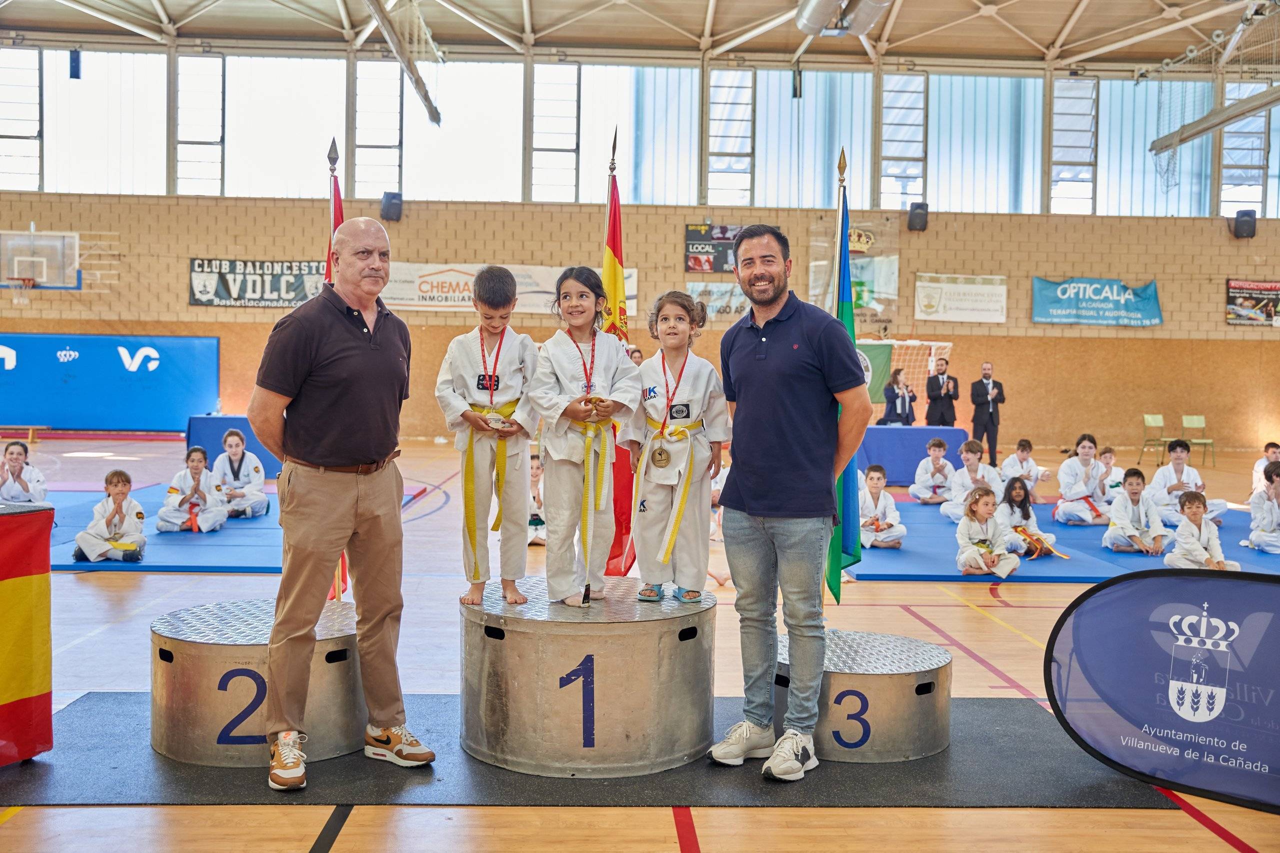 Uno de los podios del VIII Campeonato de Taekwondo.