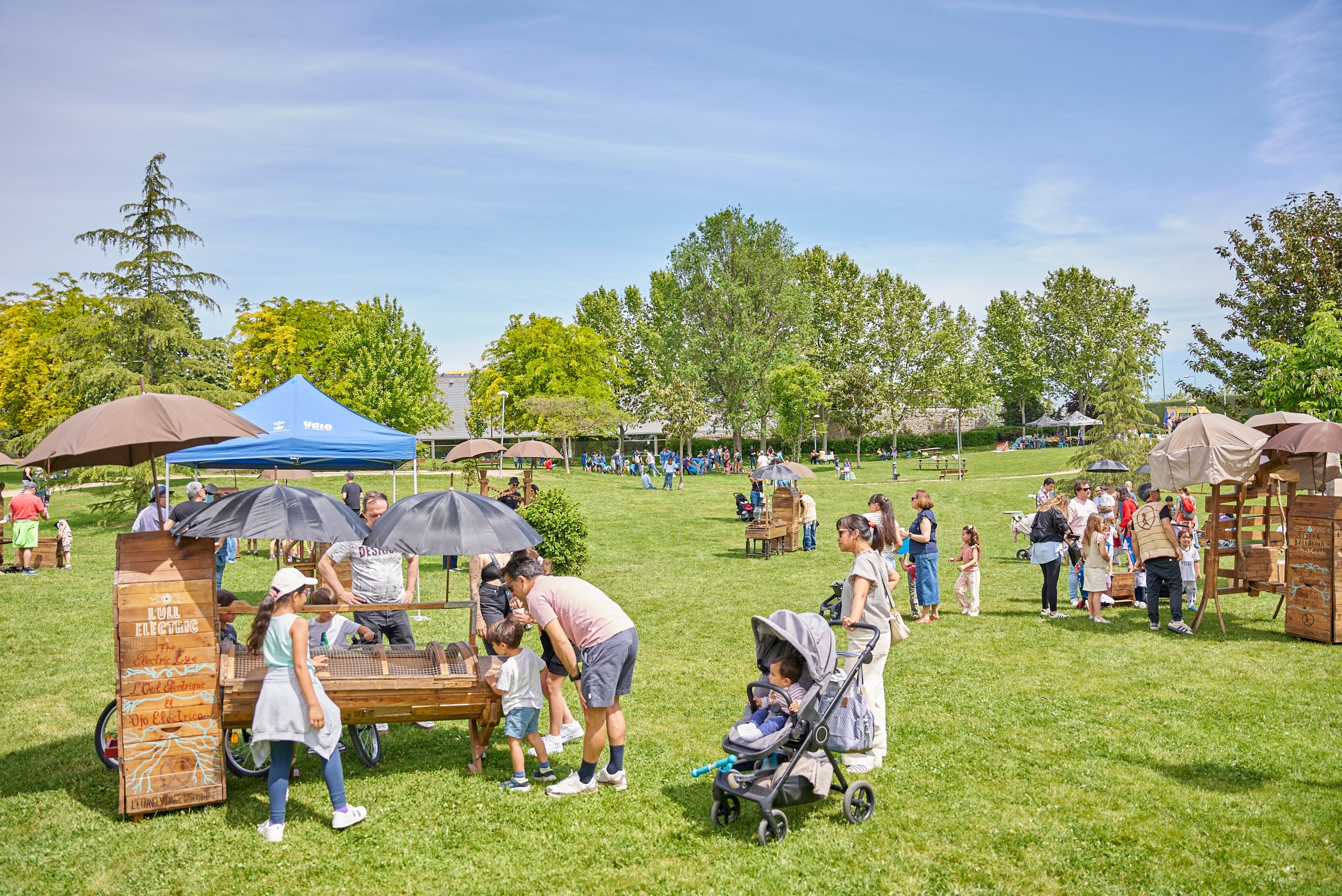 Familias participando en las actividades en el parque de La Baltasara.