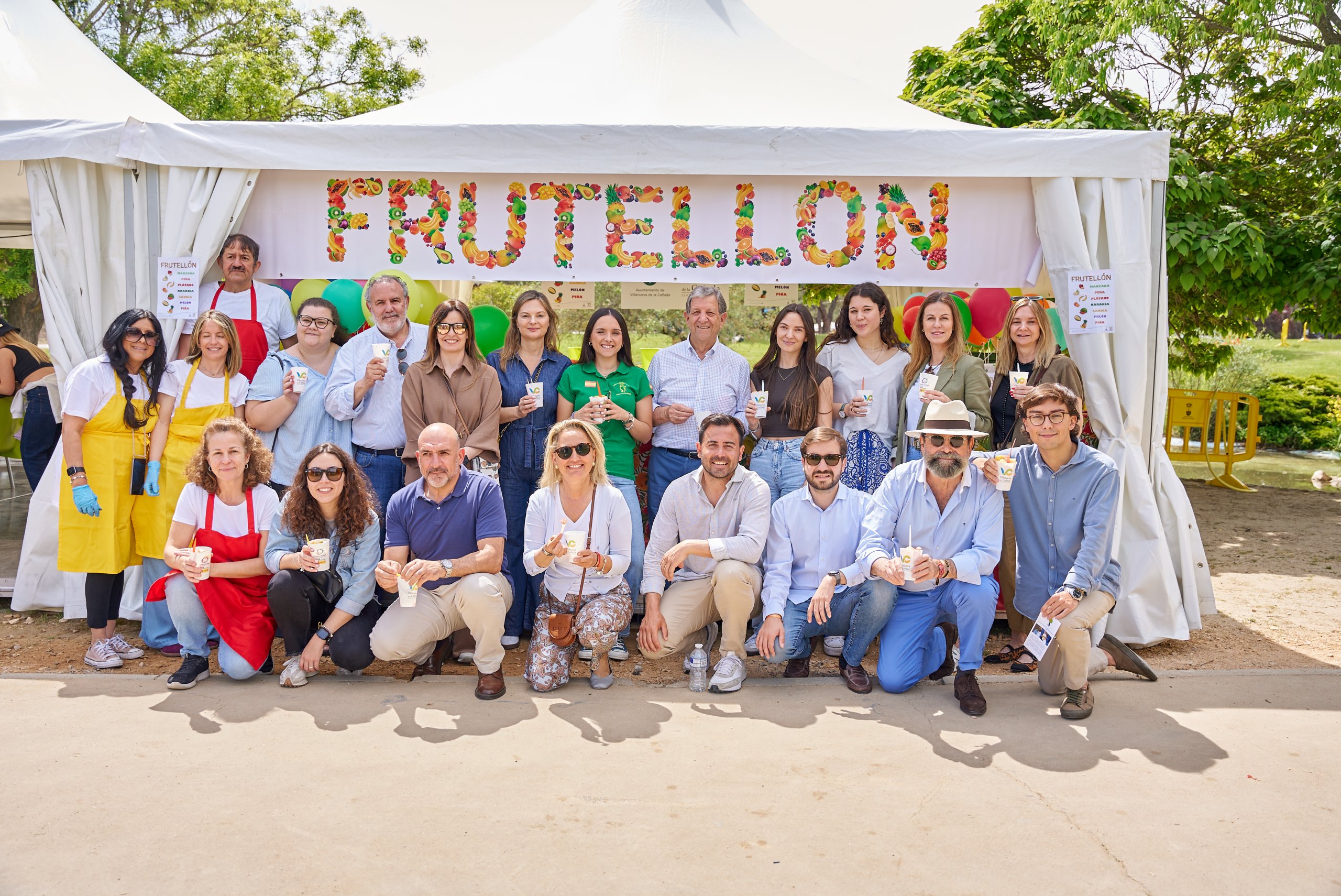 Alcalde y concejales en el puesto del Frutellón solidario.