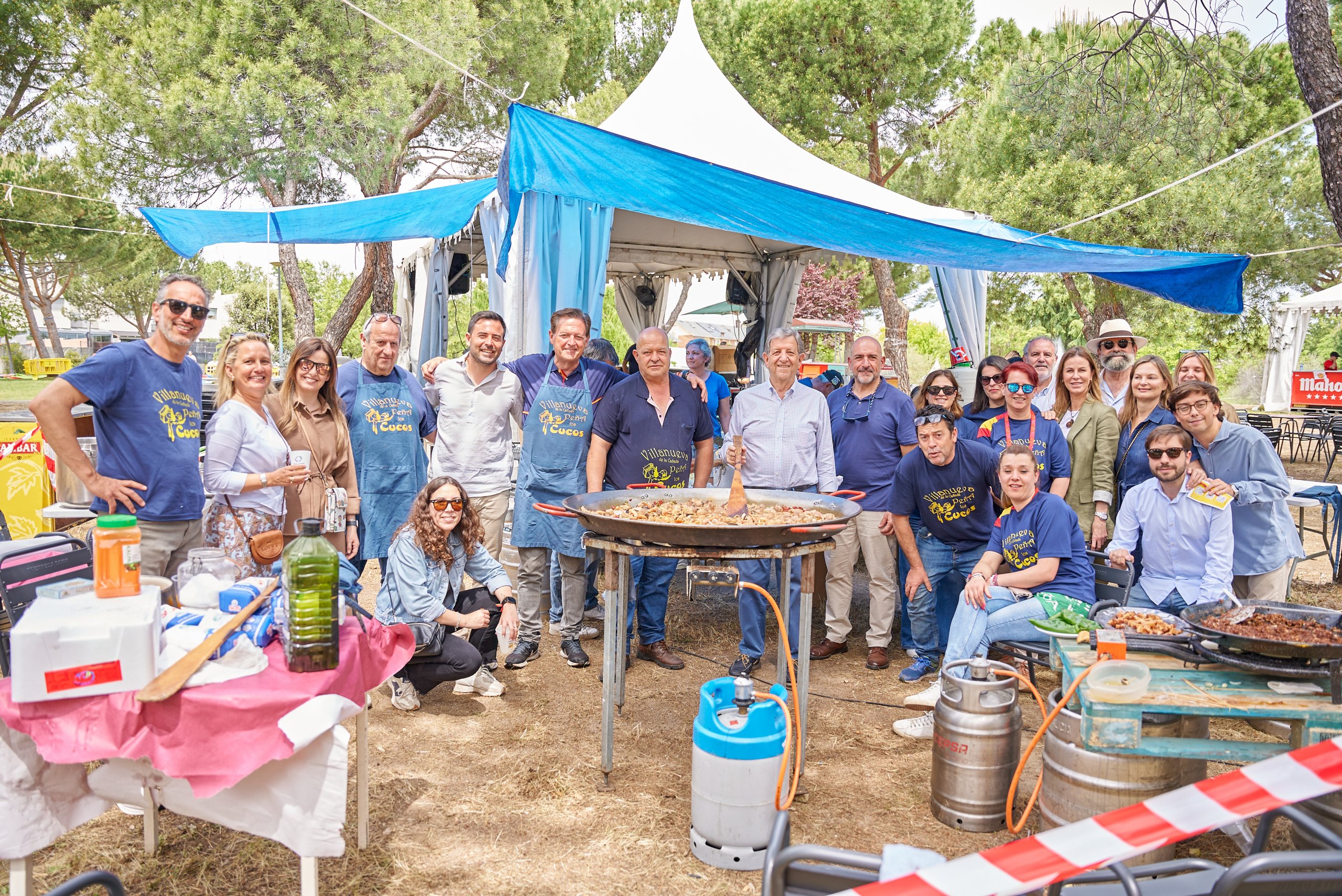 Alcalde y concejales con la peña Los Cucos.
