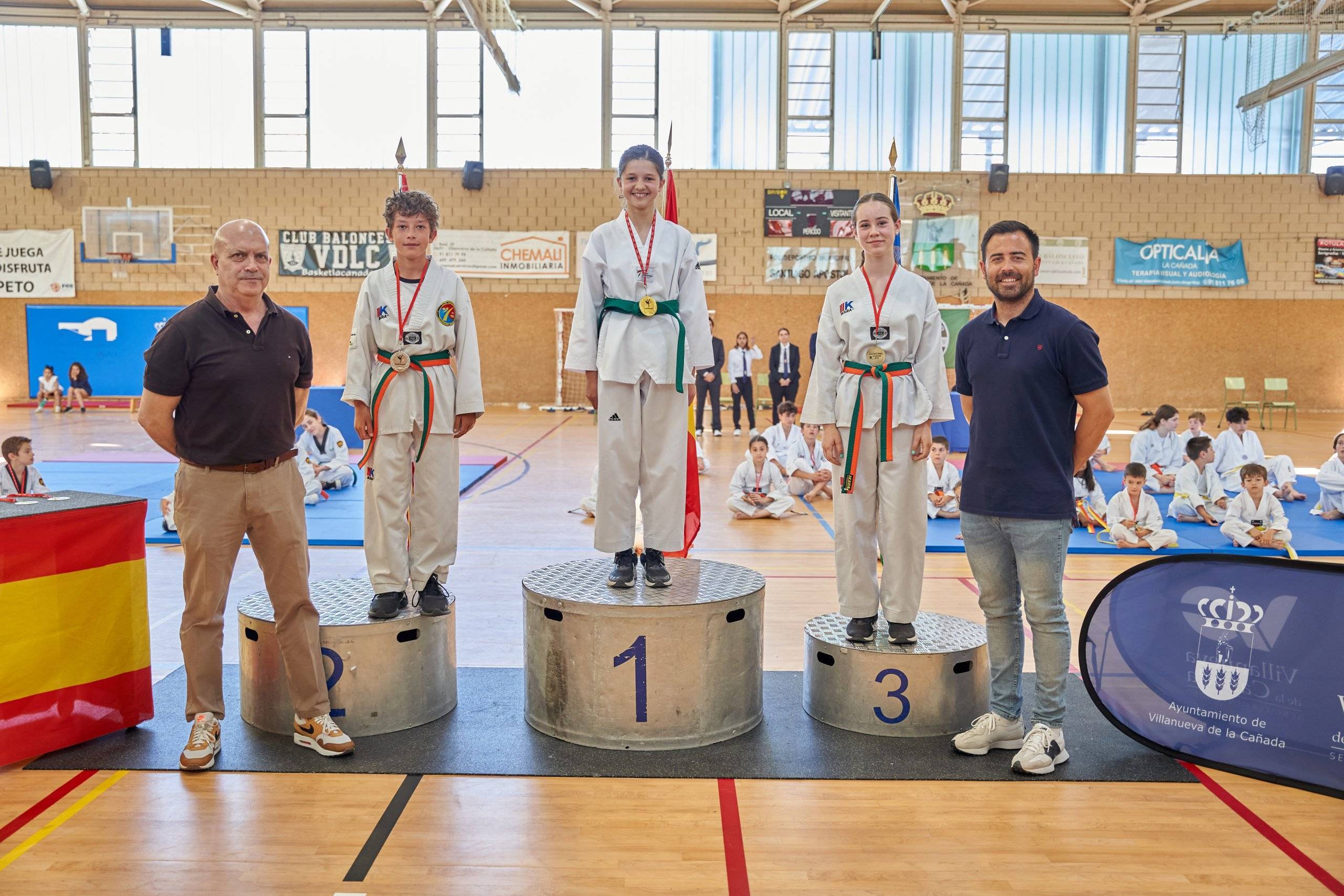 Uno de los podios del VIII Campeonato de Taekwondo.
