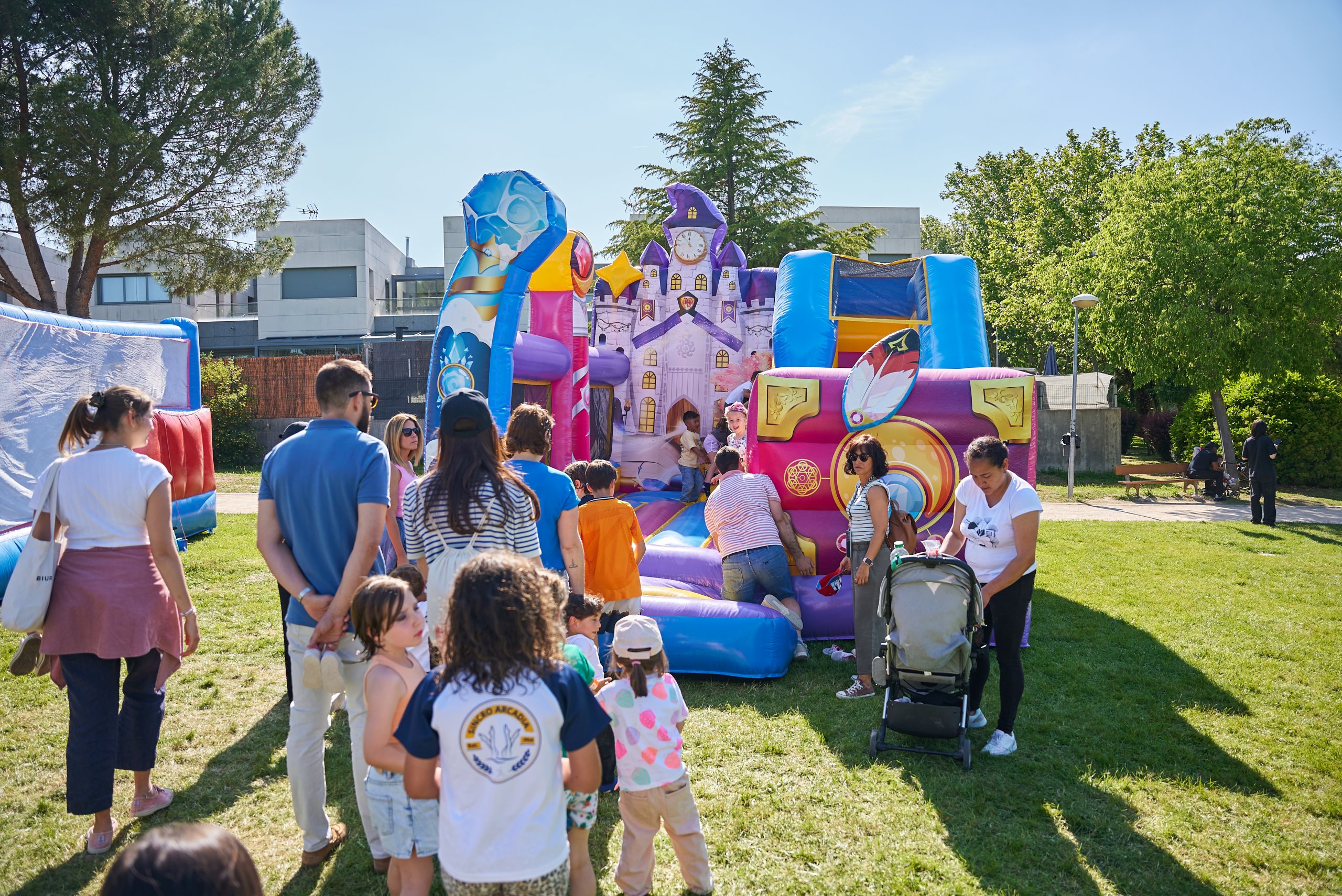 Familias en la cola de uno de los hinchables del parque de La Baltasara.