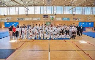 Foto de familia de los participantes en el VIII Campeonato de Taekwondo.