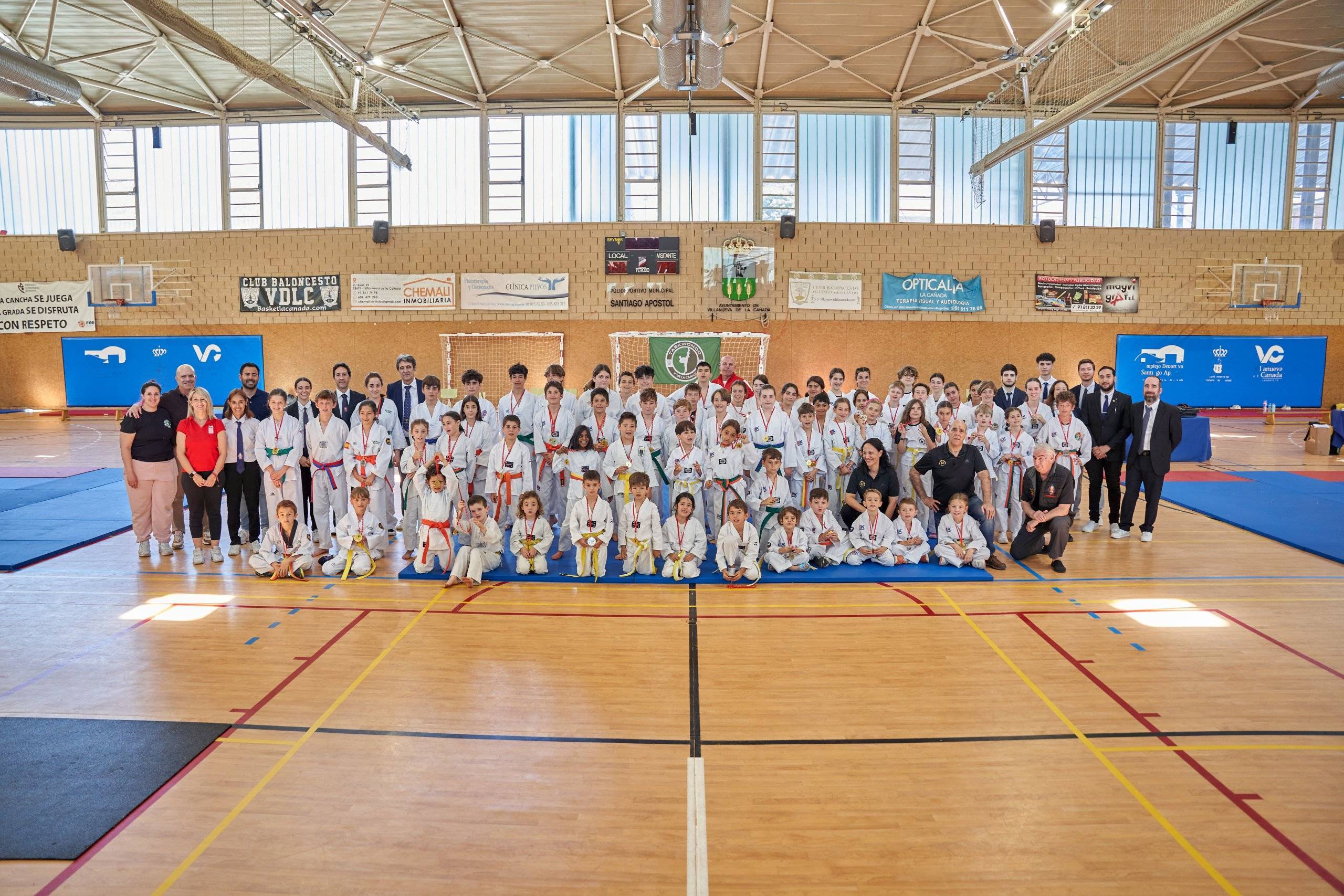 Foto de familia de los participantes en el VIII Campeonato de Taekwondo. Foto de familia de los participantes en el VIII Campeonato de Taekwondo.