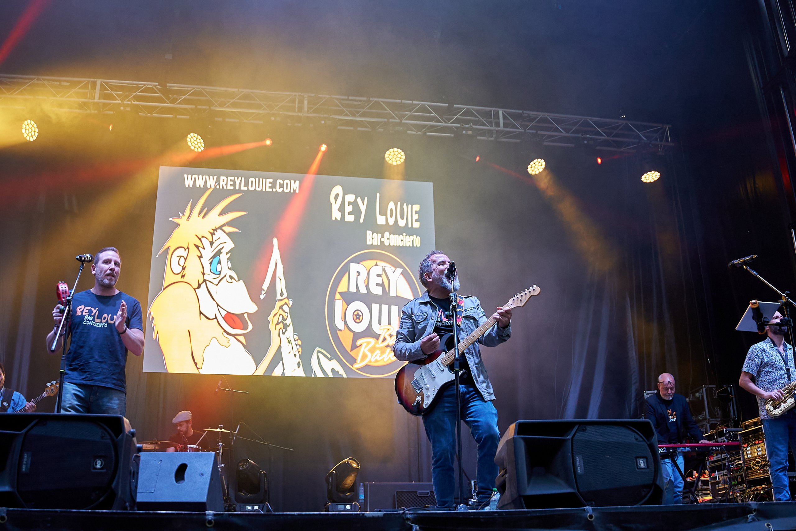 Concierto de Rey Louie Bar Band.