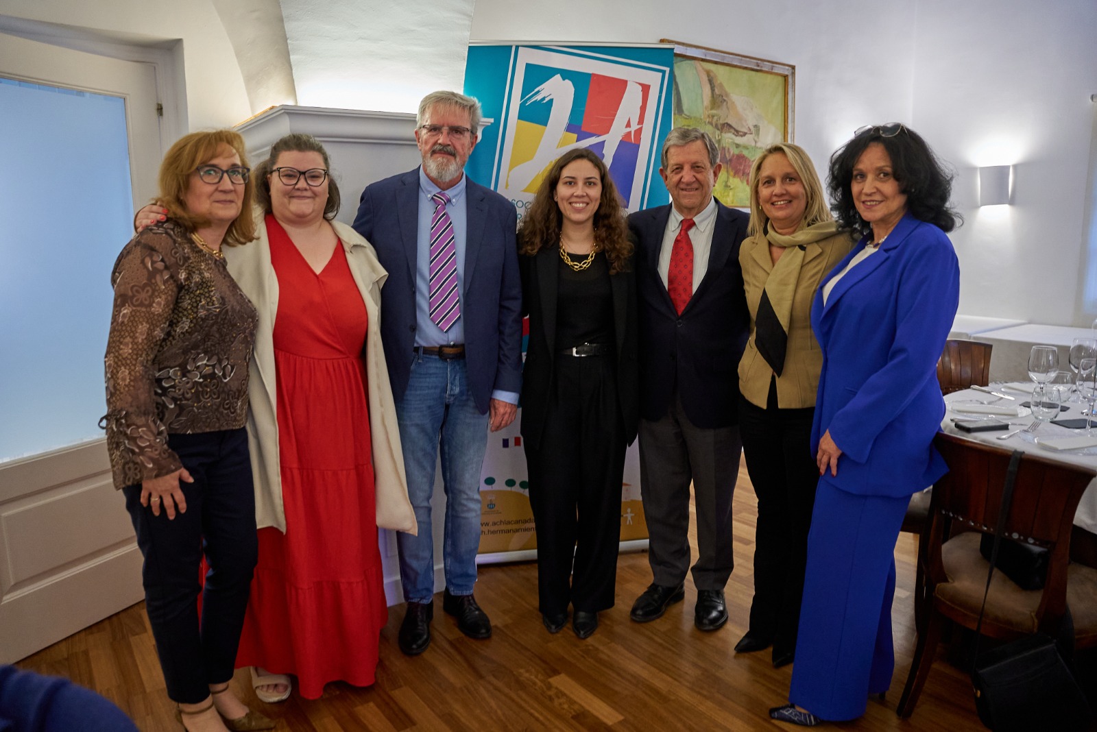Posado de autoridades locales junto a miembros de la ACH.