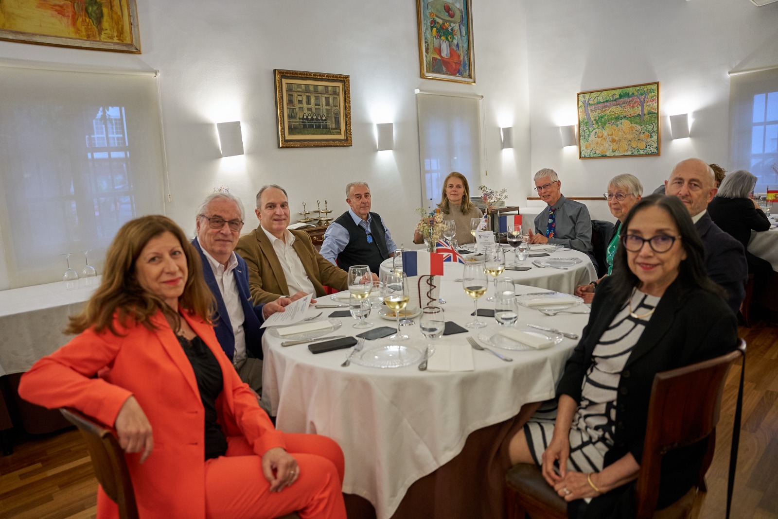 Asistentes de Royston y Le Vésinet sentados en la mesa.