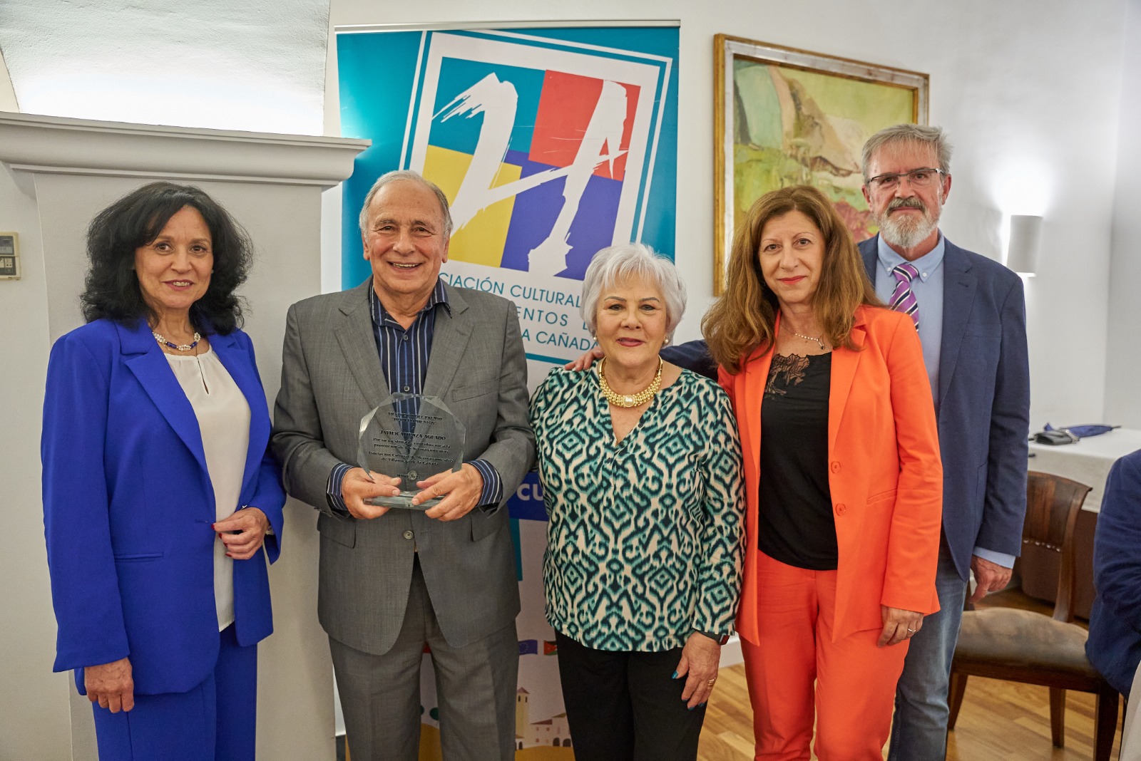 El expresidente de la ACH posa con la distinción junto a miembros de la ACH.