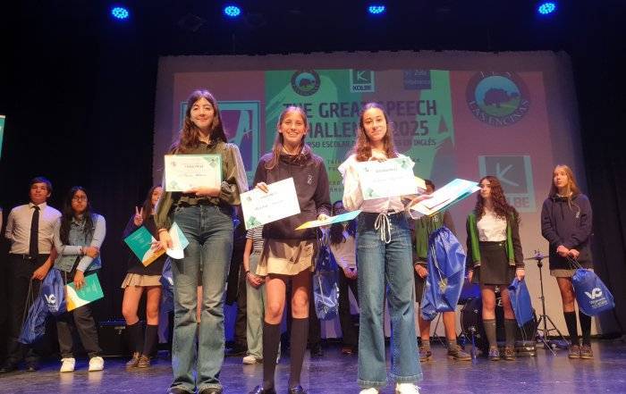 Alumnas premiadas del concurso escolar.