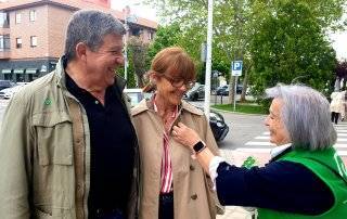 Vecinos junto a una voluntaria de la AECC.
