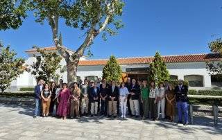 Foto de familia de la entrega de la recaudación de San Isidro.