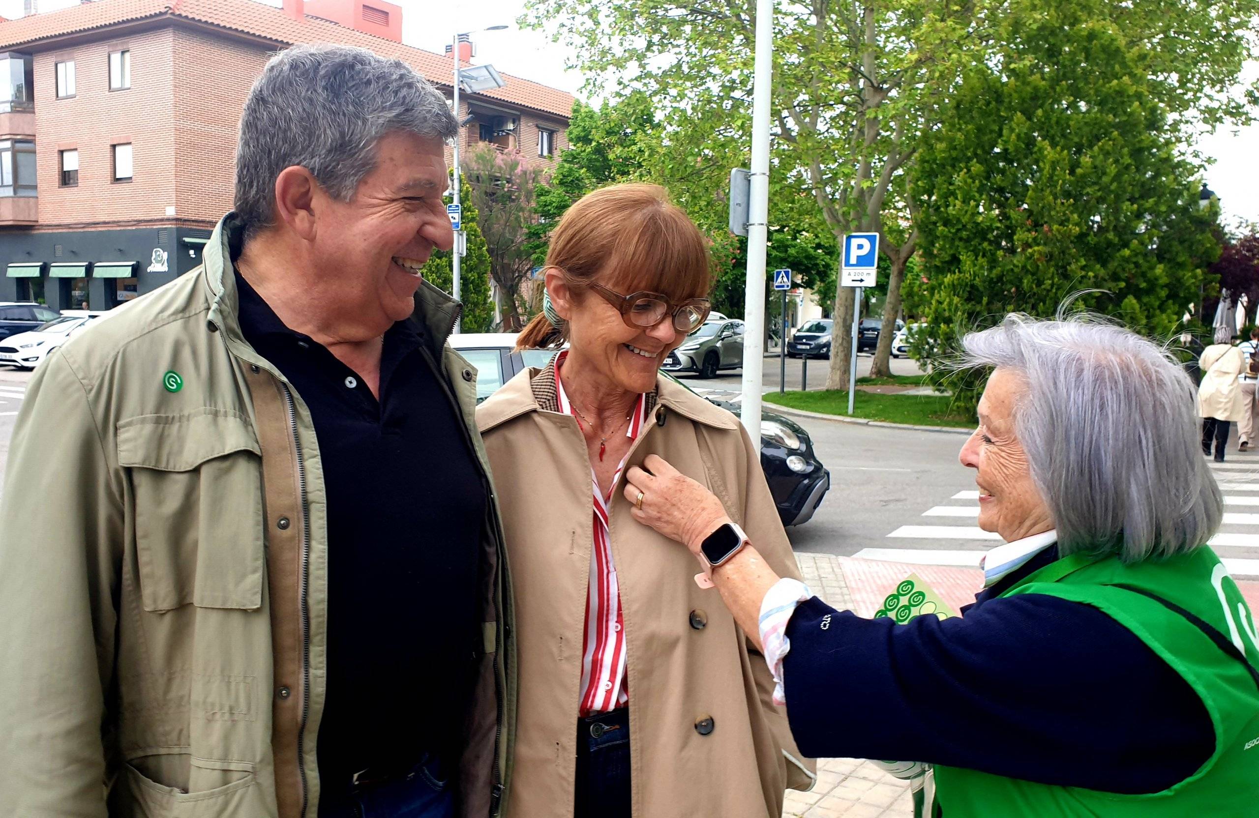 Vecinos junto a una voluntaria de la AECC. Vecinos junto a una voluntaria de la AECC.