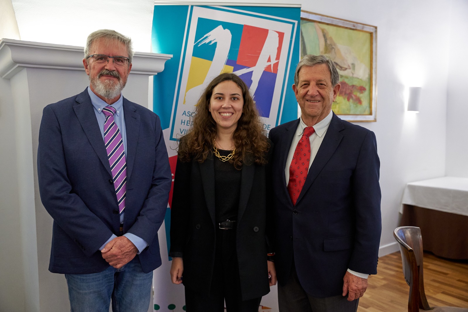 Posado del presidente de la ACH, Carlos Hernández de las Heras, la concejala de Hermanamientos, Margarita Serrano, y el alcalde, Luis Partida.