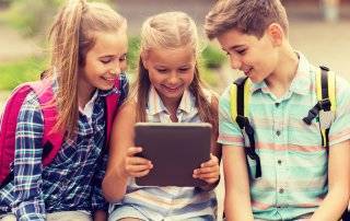 Imagen de unos niños mirando una tablet.